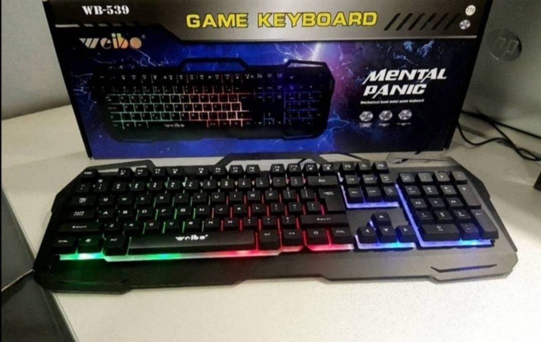 Tastatura i Poklon prosivena podloga za mis Tastatura i Poklon prosivena podloga za mis